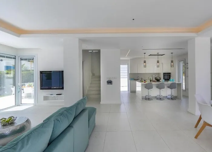 Sunset Family W Heated Pool - 1min Walk To Villa *