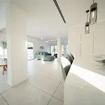 Sunset Family W Heated Pool - 1min Walk To *