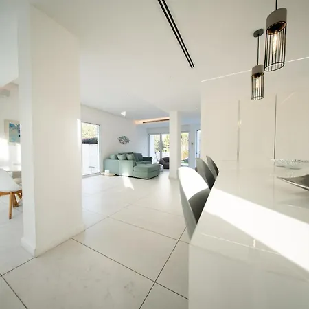 Sunset Family W Heated Pool - 1min Walk To *