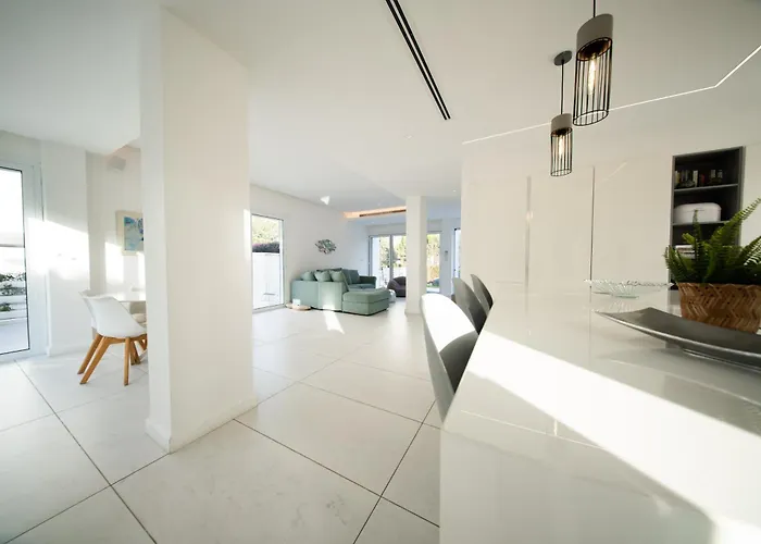 Sunset Family W Heated Pool - 1min Walk To *